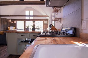 Réfrigérateur, four, plaque de cuisson, cafetière/bouilloire