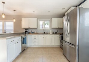 Frigorífico, microondas, horno y placa de cocina