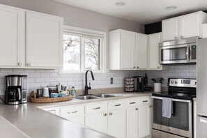 Kjøleskap, mikrobølgeovn, ovn og kokeplater