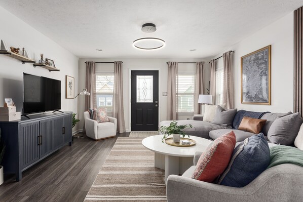 Smart TV, books - Walk to Stadium & Convention, Pet-Friendly w/ Fence, Well-Stocked, Hot Tub (Indianapolis)