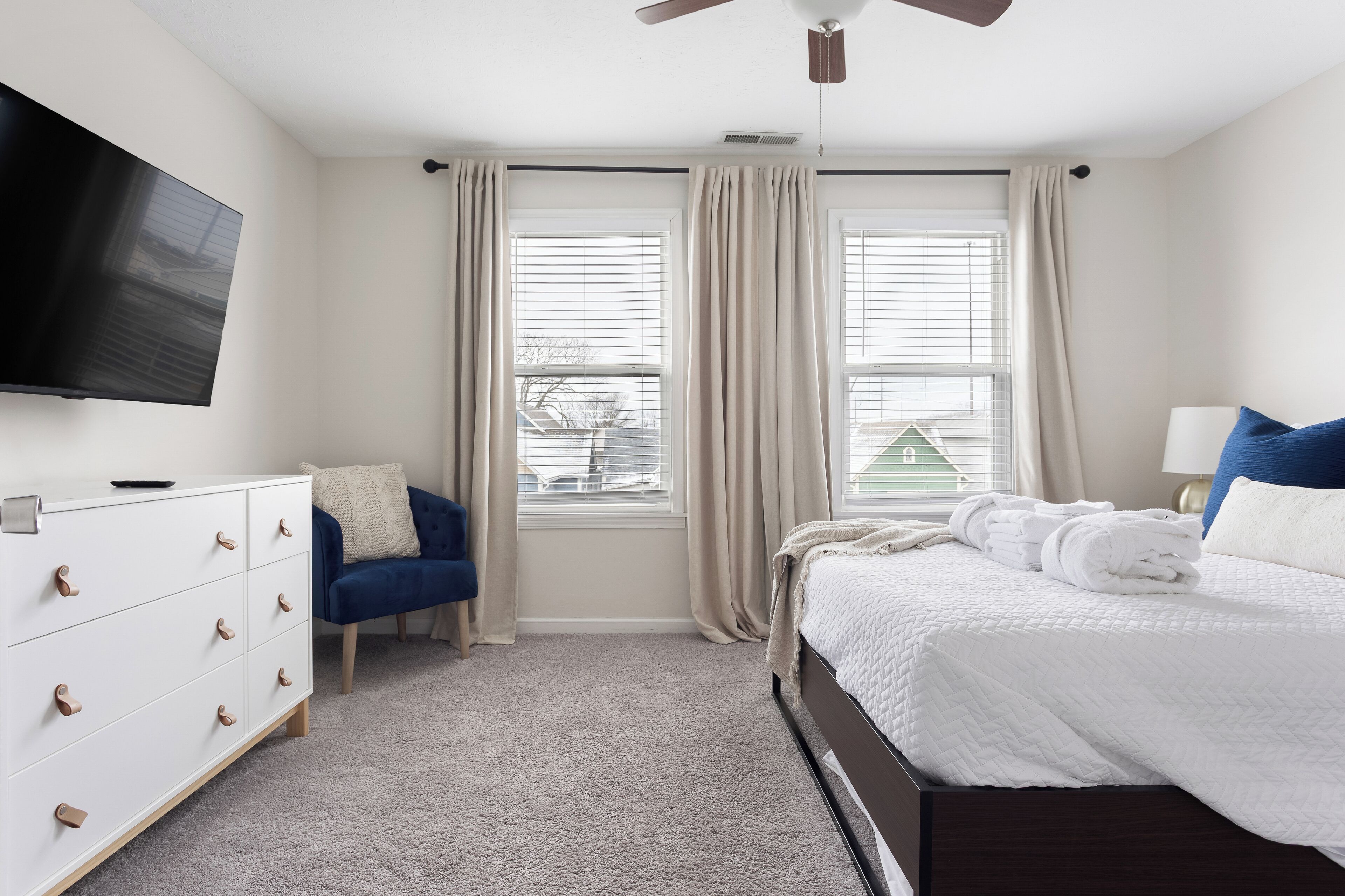 3 bedrooms, desk, iron/ironing board, travel cot