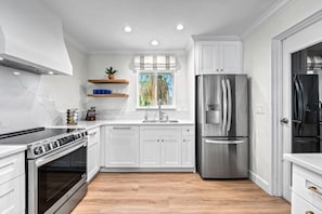 Refrigerador, microondas, horno y parrilla de estufa 