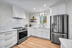 Geladeira, micro-ondas, fogão, cooktop