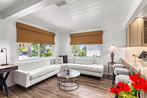 Smart TV - Toes In The Sand | Cottage with Private Pool, Walk to SK Beach and Village 🏝️ 🌅 (Siesta Key)