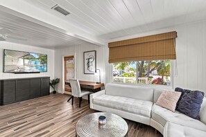 Smart TV - Toes In The Sand | Cottage with Private Pool, Walk to SK Beach and Village 🏝️ 🌅 (Siesta Key)