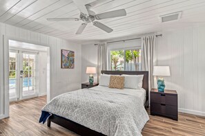 2 bedrooms, desk, iron/ironing board, free WiFi - Toes In The Sand | Cottage with Private Pool, Walk to SK Beach and Village 🏝️ 🌅 (Siesta Key)