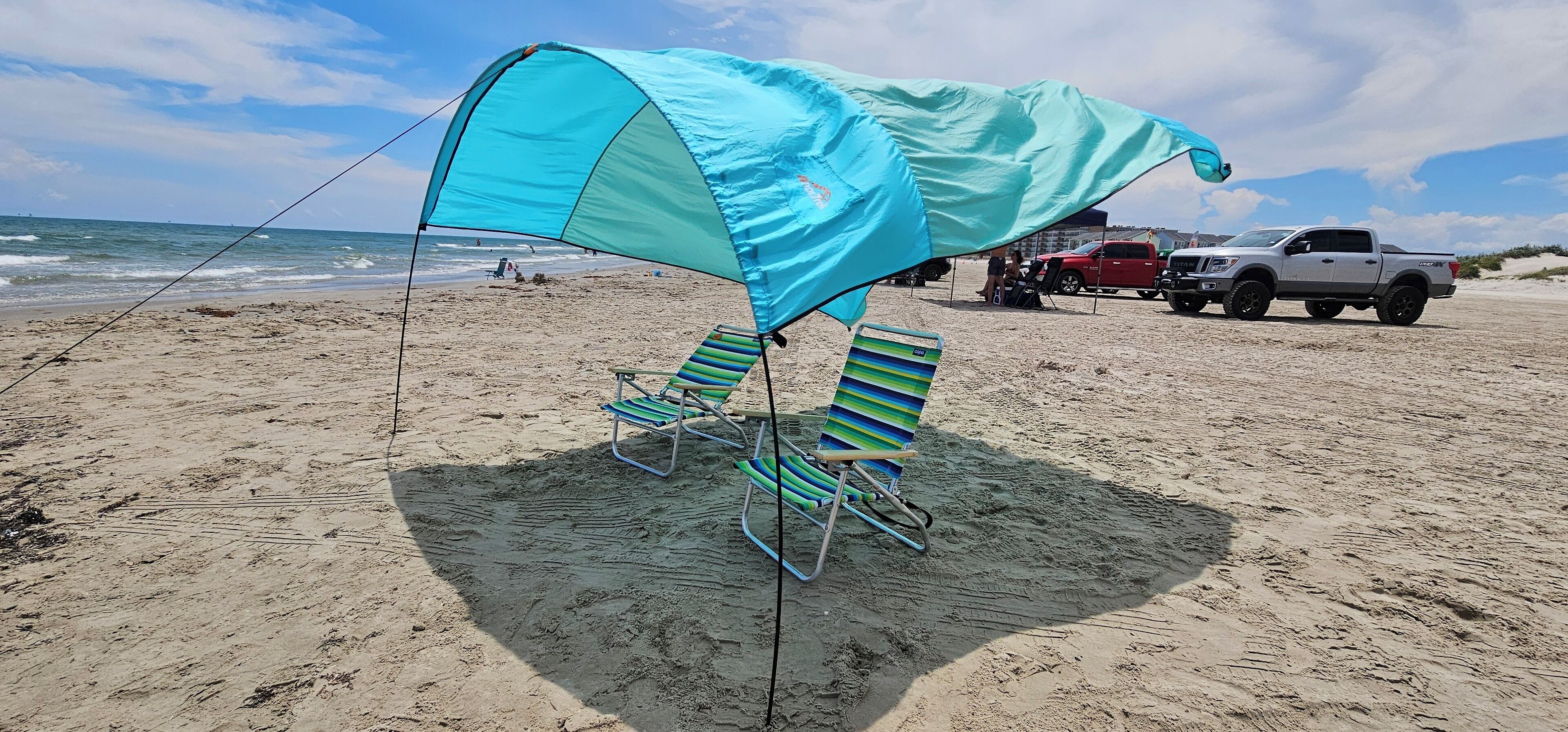 Vlak bij het strand, ligstoelen, strandlakens