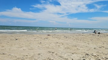 Una playa cerca, sillas reclinables de playa, toallas de playa