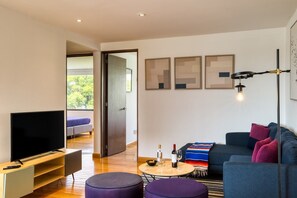 TV - Mr. W | 2Br in Roma next to Parque España (Ciudad de México)