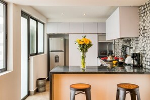 Fridge, microwave, stovetop, coffee/tea maker - Mr. W | 2Br in Roma next to Parque España (Ciudad de México)