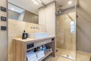 Dusche, Haartrockner, HandtĂŒcher, Seife