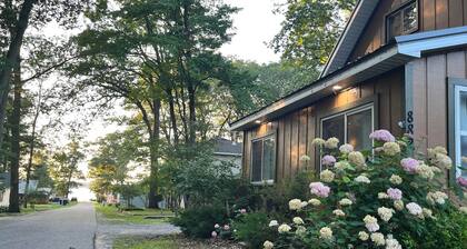 "Otsego Lake Retreat" Charming 3-bedroom house with WiFi and AC in Gaylord