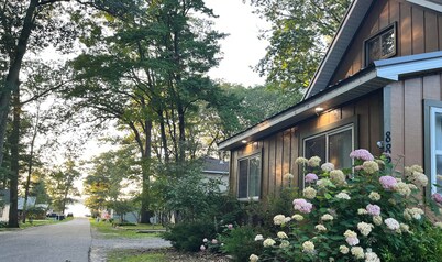 "Otsego Lake Retreat" Charming 3-bedroom house with WiFi and AC in Gaylord