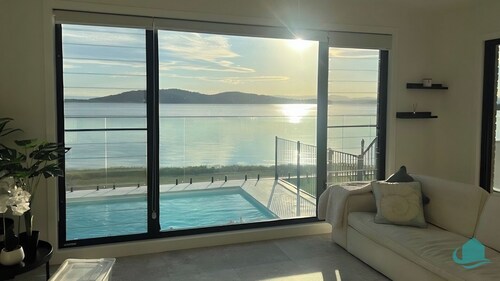 The Black Swan Lakehouse - waterfront, pool