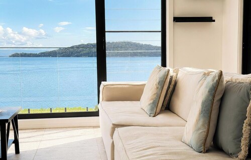 Tranquillity on the Lake – Absolute Lakefront With Pool, Sleeps 8