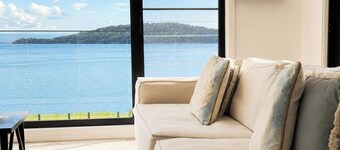 Tranquillity on the Lake – Absolute Lakefront With Pool, Sleeps 8