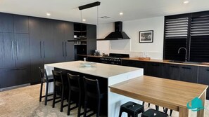 Fridge, microwave, oven, stovetop - Tranquillity on the Lake – Absolute Lakefront With Pool, Sleeps 8 (Swansea)