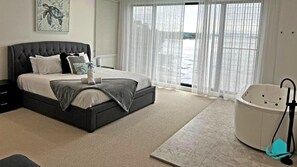 4 bedrooms, iron/ironing board, free WiFi, bed sheets - Tranquillity on the Lake – Absolute Lakefront With Pool, Sleeps 8 (Swansea)