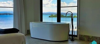 The Black Swan Lakehouse - waterfront, pool