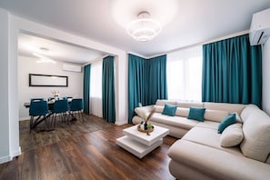 TV - Sea Garden Heaven 2BR Apartment with Free Parking (Varna)