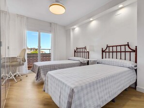 3 chambres, fer et planche à repasser, accès à Internet, literie fournie