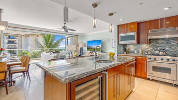 Frigorifero, microonde, forno, piano cottura