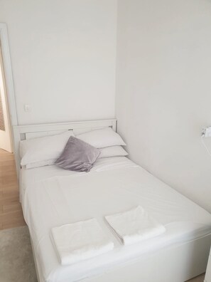 2 habitaciones, tabla de planchar con plancha, wifi y ropa de cama 