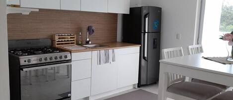 Kühlschrank, Mikrowelle, Ofen, Herdplatte