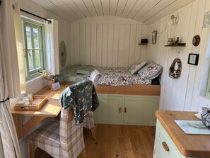 1 bedroom, bed sheets - Cosy Devon Hut with Private Hot Tub (Umberleigh)