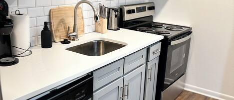 Frigorifero, microonde, forno, piano cottura