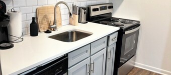 Elegant Oasis Studio Retreat Central Safe Location WiFi, AC, 