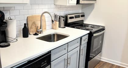 Elegant Oasis Studio Retreat Central Safe Location WiFi, AC,