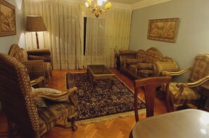 Living area - 3 Bed Apartment Sleeps 7 - Concierge Available (Nasrcity, Cairo)