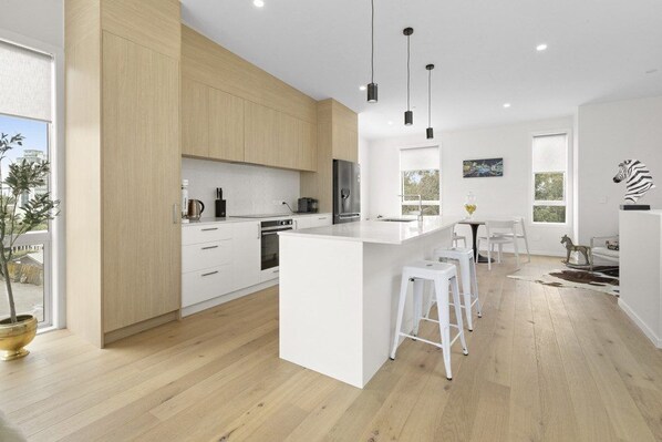 Frigorífico, horno, placa de cocina y lavavajillas