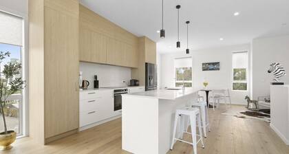 Stunning executive family home! Ocean views, 2 min walk to the beach, elevator!