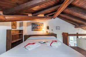 3 dormitorios, tabla de planchar con plancha, ropa de cama