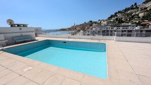 A rooftop pool with a clear view of the sea and a hillside town in the background. - Roca Mare 1 bloc B apt 01, Menton, France (Menton)