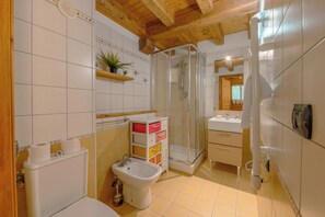 Séchoir à cheveux, serviettes fournies