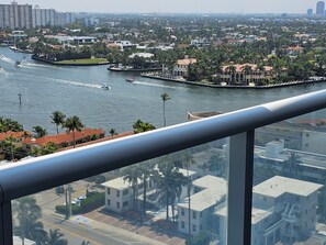 Property grounds - Stunning 15th flr 2BR/2BA W Resort Condo steps to Beach (Fort Lauderdale)