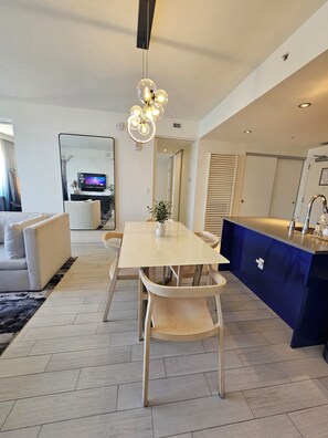 Dining - Stunning 15th flr 2BR/2BA W Resort Condo steps to Beach (Fort Lauderdale)