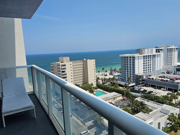 Property grounds - Stunning 15th flr 2BR/2BA W Resort Condo steps to Beach (Fort Lauderdale)