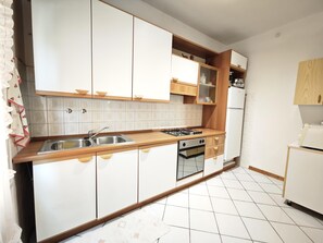 Réfrigérateur, micro-ondes, batterie de cuisine, vaisselle et ustensiles