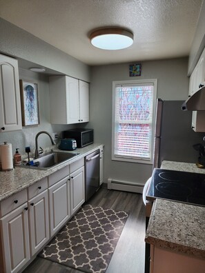 Fridge, microwave, oven, stovetop - Hale Ali'i (Anchorage)