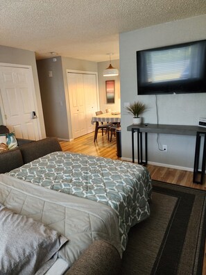 1 bedroom, iron/ironing board, WiFi, bed sheets - Hale Ali'i (Anchorage)