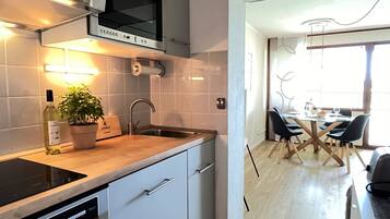 Kühlschrank, Geschirrspüler, Kochgeschirr/Geschirr/Besteck