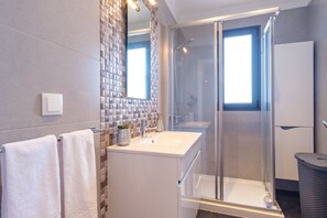 Dusche, Haartrockner, HandtĂŒcher, Seife