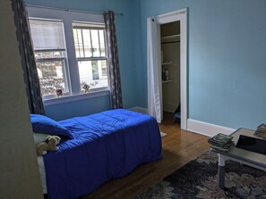 3 bedrooms, desk, WiFi, bed sheets - Renovated West Asheville cottage by Vibrant Haywood! (Asheville)