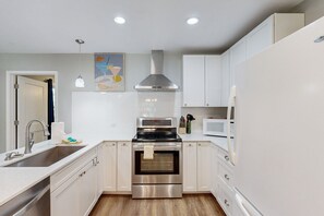 Kjøleskap, mikrobølgeovn, ovn og kokeplater