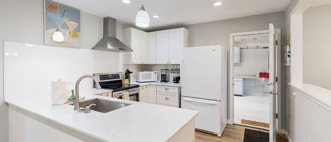 Kylskåp, mikrovågsugn, ugn och spishäll