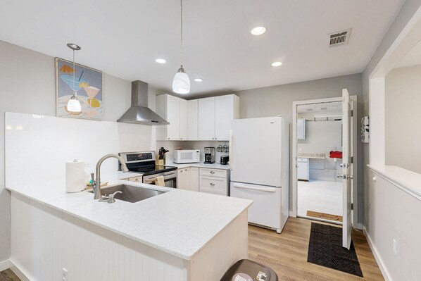 冷蔵庫、電子レンジ、オーブン、コンロ